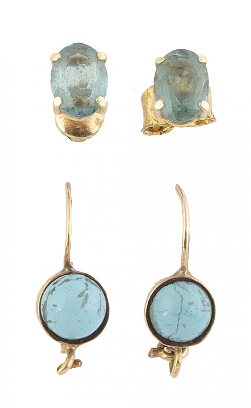 Lote de dos pequeños pendientes de pp. S. XIX, unos con cab