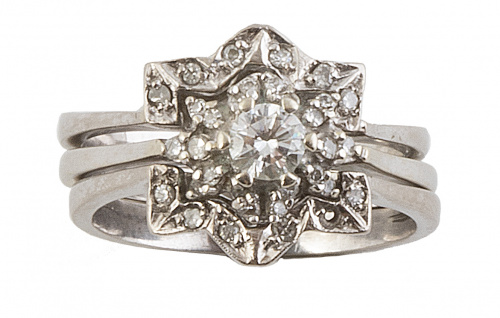 Sortija rosetón de brillantes, compuesta por tres aros sepa