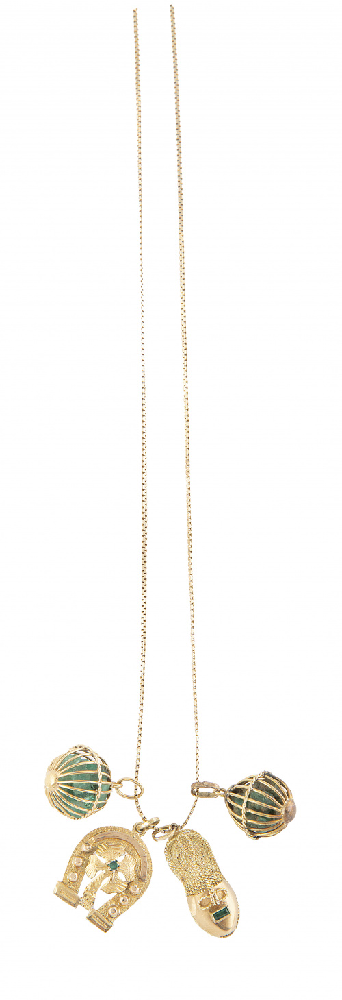Cadena con cuatro charms colgantes, dos jaulas esféricas co