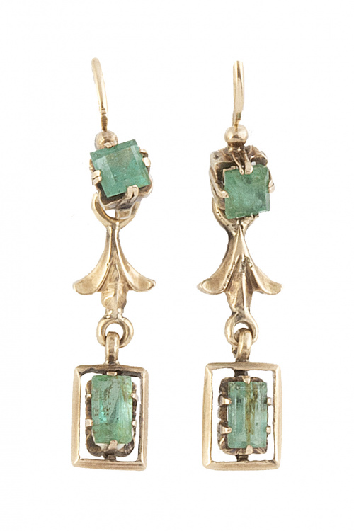 Pendientes largos de pp. S. XX con esmeralditas colgantes y