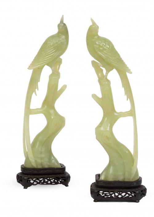 Pareja de pájaros en jadeita. Sobre peana de madera.China
