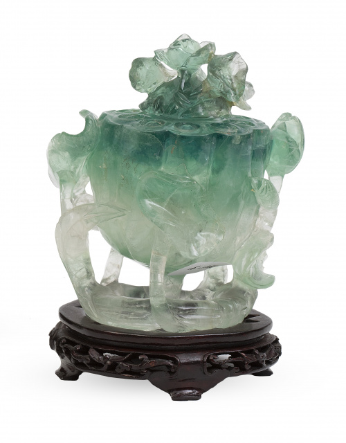 Incensario verde y blanco tallado. Sobre peana de madera ta