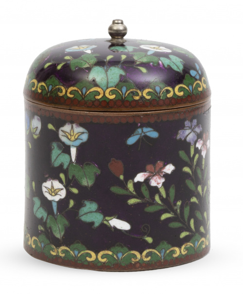 Bote con tapa en esmalte cloissoné con flores y mariposas.