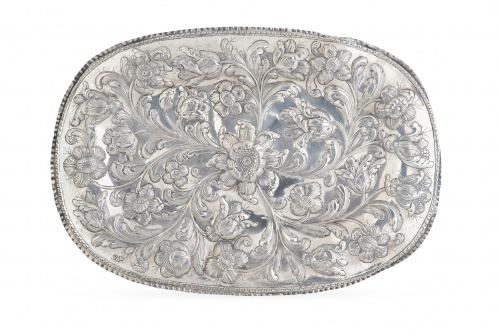 Bandeja ovalada de plata en su color, de decoración floral 