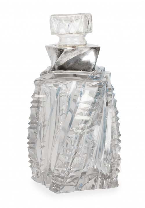 Licorera de cristal transparente tallado y plata. Con marca