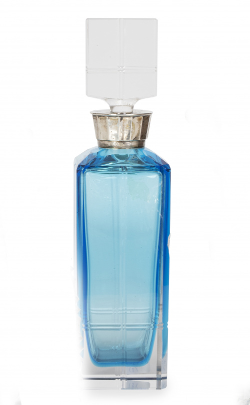 Licorera de cristal transparente y azul tallado y plata. Co