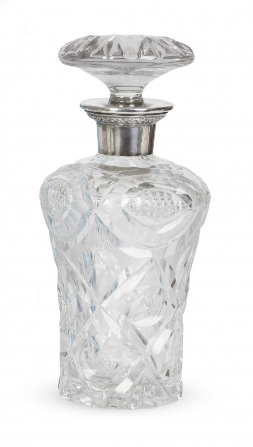 Licorera de cristal transparente tallado y plata. Con marca