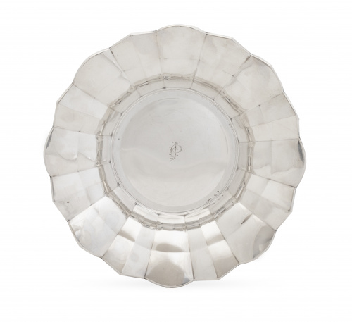 Panera de plata de contorno polilobulado e iniciales "P.J."