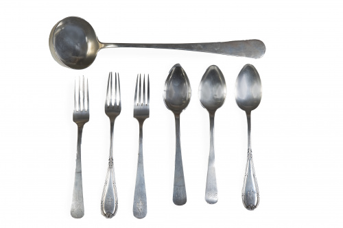 Lote de diez tenedores, once cucharas y un cucharón de plat