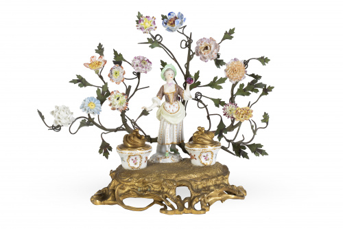 Escribanía de bronce dorado y porcelana esmaltada.Francia