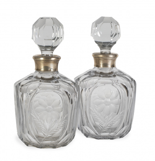 Pareja de licoreras de cristal tallado y facetado y plata.