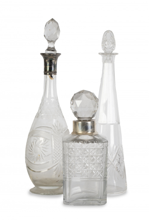 Lote de tres licoreras de cristal tallado y facetado y plat