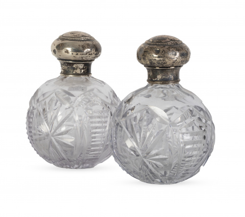 Pareja de botes de tocador de cristal tallado y tapa de pla