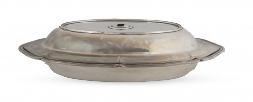 Legumbrera con tapa de plata y borde ingletado. Con marcas.