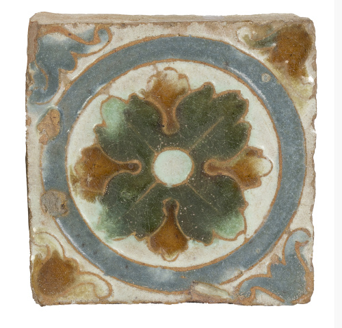 Olambrilla de arista de cerámica esmaltada, con flor.Tria