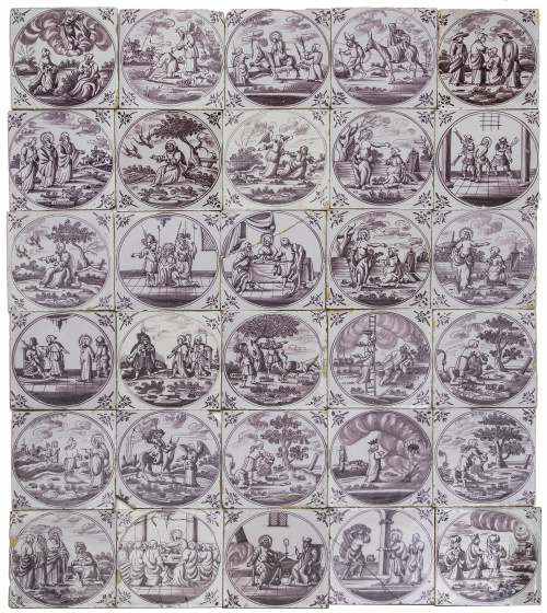 Lote de treinta azulejos de cerámica esmaltada en manganeso