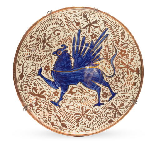 Plato historicista de cerámica de reflejo metálico con anim