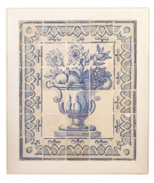 Panel de treinta azulejos de cerámica esmaltada en azul y b