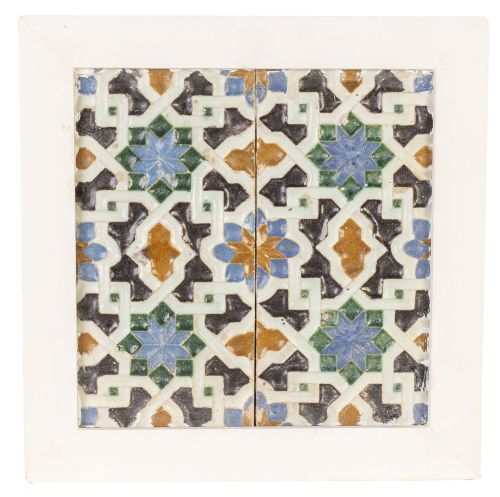 Dos azulejos de cerámica esmaltada con la técnica de arista