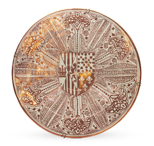 Plato historicista de cerámica de reflejo metálico con escu