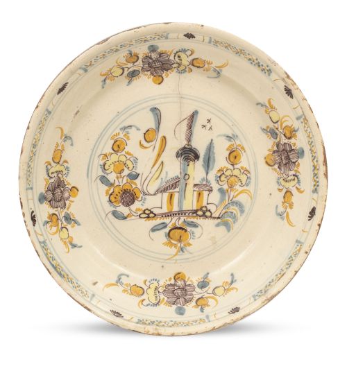 Plato acuencado de cerámica esmaltada con arquitectura y fl