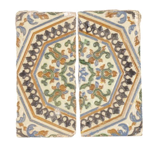 Dos azulejos de  tabla cerámica esmaltada de arista con flo