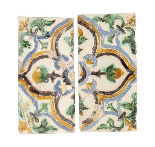 Dos azulejos de cerámica esmaltada con la técnica de arista