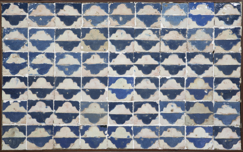 Panel de 54 azulejos de cerámica con la técnica de arista, 