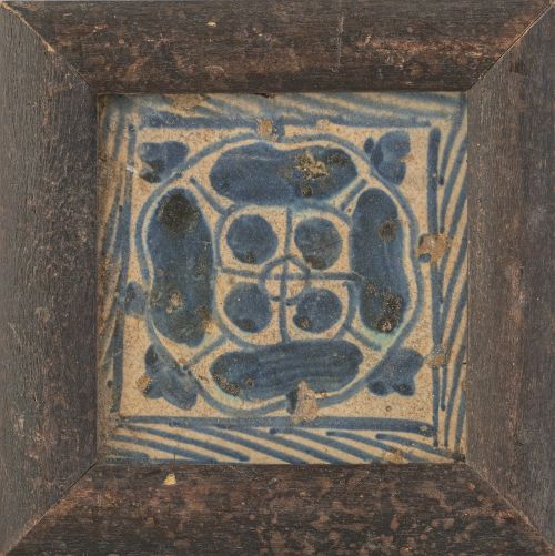 Azulejo de cerámica esmaltada en azul y blanco con flor.M