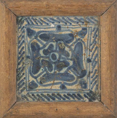 Azulejo de cerámica esmaltada en azul y blanco con flor.M