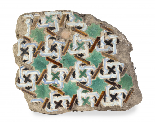 Fragmento de alicatado de cerámica vidrida en verde, azul y