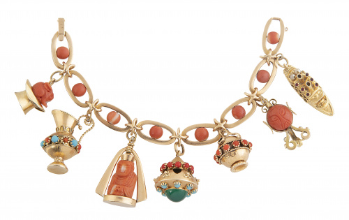 Brazalete años 60 con con siete charms colgantes de oro y c