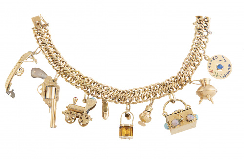 Pulsera de doble eslabón barbado con nueve charms colgantes