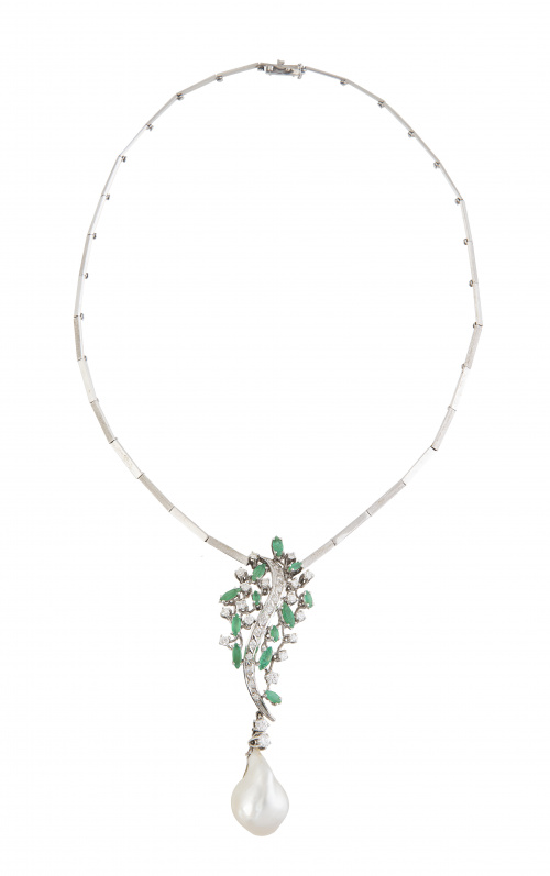 Collar con centro de brillantes y esmeraldas del que pende 