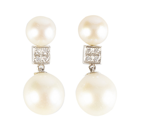 Pendientes largos con dos perlas y entre ellas cuadrados de