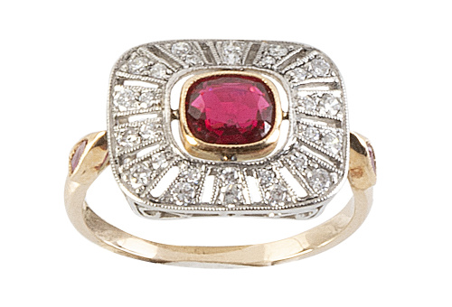 Sortija Art-Decó con rubí de talla oval marco cuadrangular 