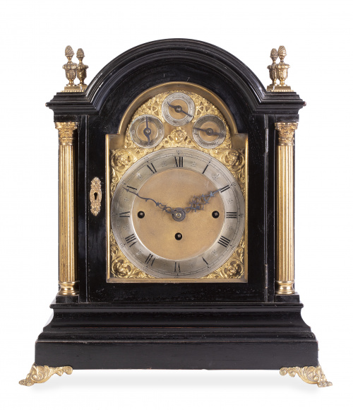 Reloj Bracket de madera ebonizada y metal dorado.Inglater