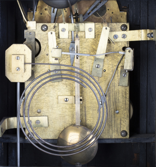 Reloj Bracket de madera ebonizada y metal dorado.Inglater