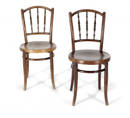 Pareja de sillas estilo Thonet en madera de haya teñida.Vi