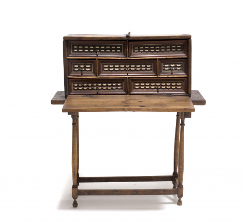 Pequeña papelera  de muestra cubierta, en madera de nogal c