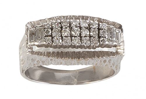 Sortija años 70, con banda de brillantes flaqueada por diam