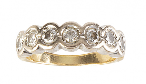 Sortija media alianza de brillantes con marcos circulares