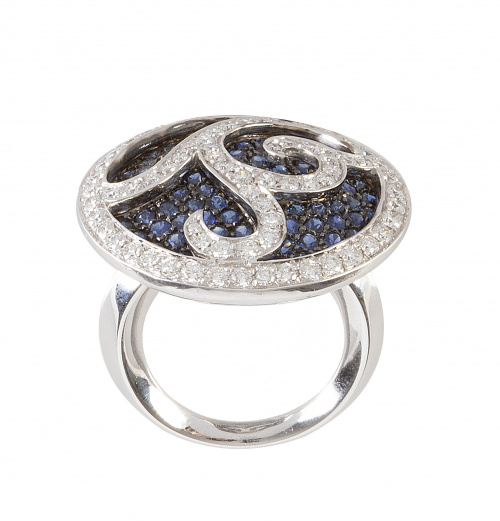Sortija con gran centro circular de pavé de zafiros rodeado