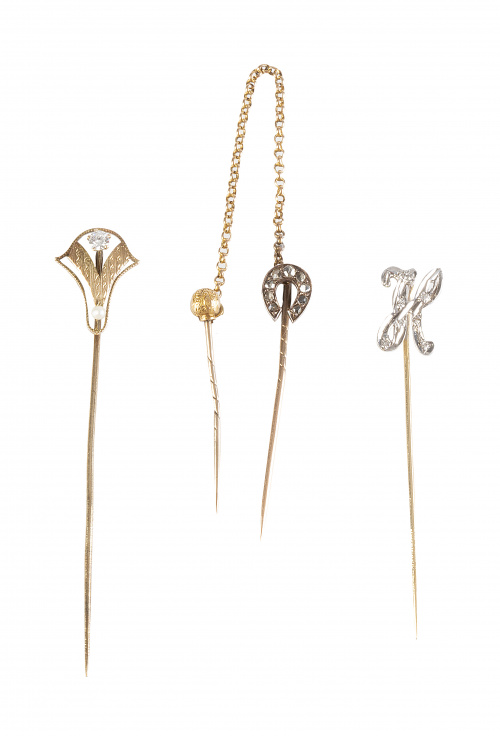 Lote de tres alfileres de corbata de pp. S. XX en oro amari