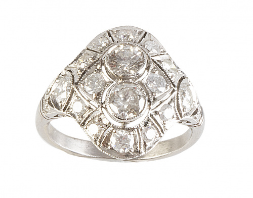 Sortija de brillantes Art-Decó con decoración calada y dos 