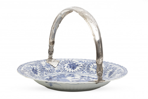 Plato de porcelana esmaltada en azul de cobalto, con rocall