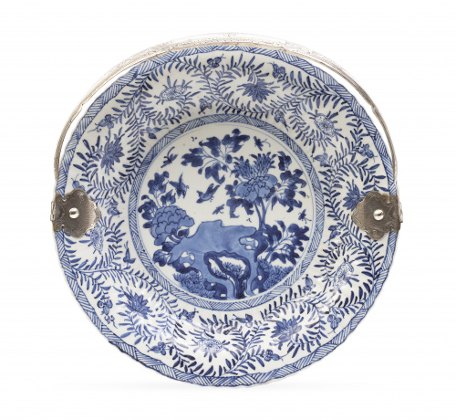 Plato de porcelana esmaltada en azul de cobalto, con rocall