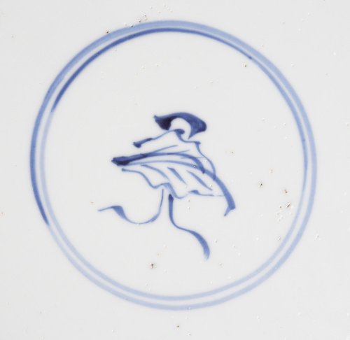 Plato de porcelana esmaltada en azul de cobalto, con rocall