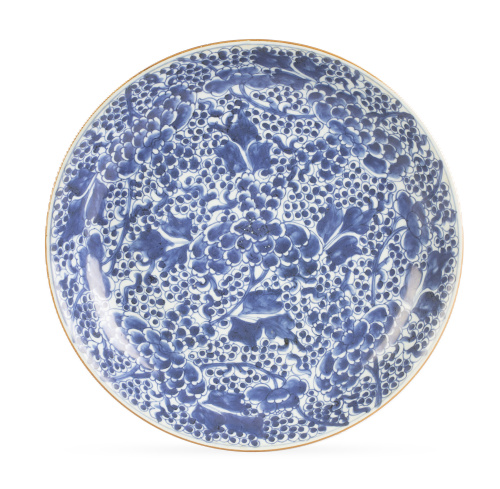 Plato de porcelana esmaltada en azul y blanco con decoració