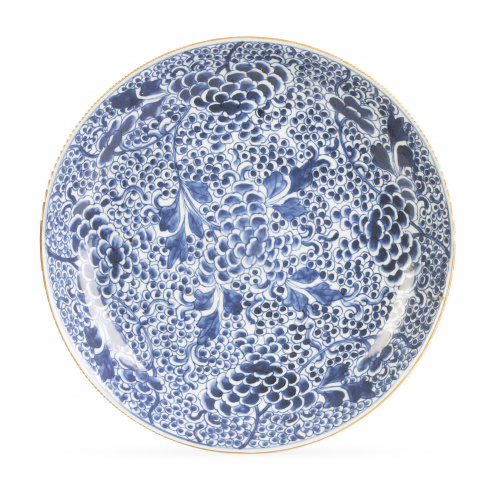 Plato de porcelana esmaltada en azul y blanco con motivos f